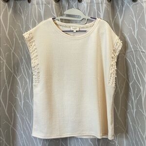 Umgee Cream/Off-white Sleeveless top with Pearl Accents on “Sleeves”, excellent